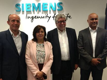 Olivier Bècle i Rosa García (Siemens Espanya), Antonio Balmón (alcalde de Cornellà) i Vinod Philip (Siemens).