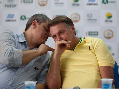 El gobernador de São Paulo, Tarcísio de Freita, junto a Bolsonaro, expresidente de Brasil.