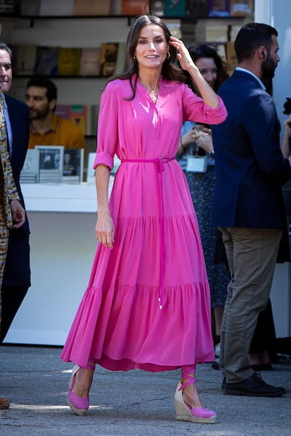 La reina Letizia, en su visita a la última edición de la Feria del Libro, el 27 de mayo, en Madrid, con alpargatas de Castañer.