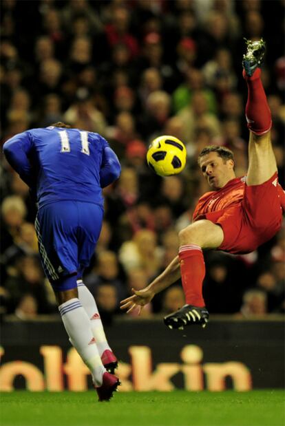 Carragher sale despedido tras chocar con Drogba en el Liverpool-Chelsea del pasado domingo.