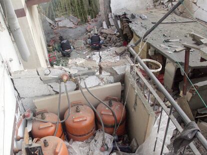 Agentes de la Ertzaintza inspeccionan el lugar donde ETA colocó la bomba contra la sede del PSE en Balmaseda en 2007.