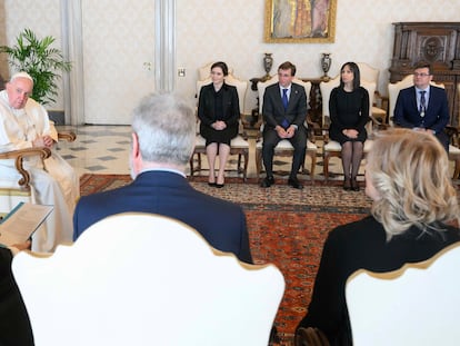 El papa Francisco, junto a la delegación madrileña este sábado en el Vaticano.