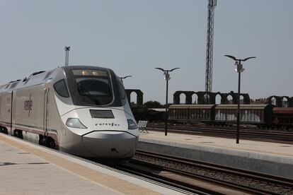 Vista del tren Alvia S-730 que ha partido esta tarde desde la estación de Cáceres con destino a Badajoz.