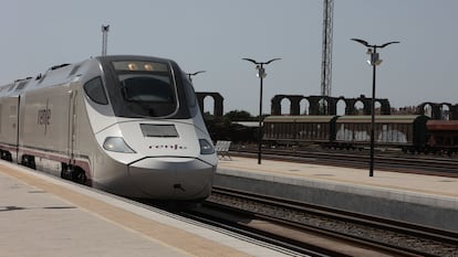 El arrollamiento mortal de una persona en Talavera de la Reina provoca el corte de la línea de tren Madrid-Extremadura