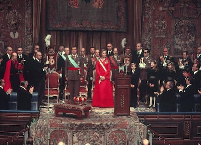 Juan Carlos I was crowned on November 22, 1975, two days after Franco's death. Sofía's red dress was a sign that the times were about to change.