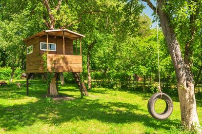 Dormir en un árbol: En los meses de verano las temperaturas suben a niveles difíciles de soportar. Sin embargo, en el valle del Lozoya -a tan sólo una hora de Madrid-, donde siempre hace fresco, es posible realizar un plan original a la par que aventurero: un parque de aventuras de cuerdas, una tirolina de más de 50 metros de largo, escalada o piragüismo por el río Sequillo son solo algunas de las actividades de las que podrás disfrutar. Sin embargo la joya de la corona es la posibilidad de dormir en una cabaña en un árbol desde donde contar las estrellas en familia. Una experiencia que recordarán toda la vida.