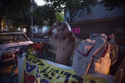 Beltrán y su familia, como el resto de deportados, se asean en la calle.