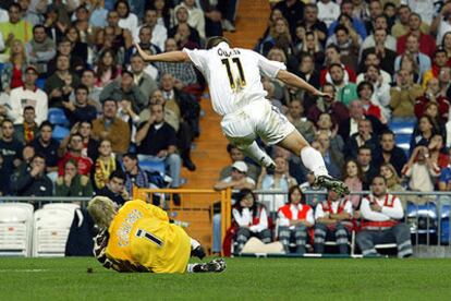 Owen salta tras atrapar Cañizares el balón.