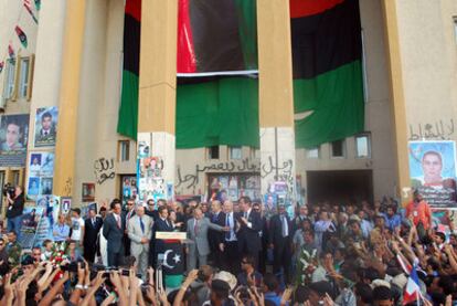 Nicolas Sarkozy y David Cameron se dirigen a la gente en Bengasi acompañados por líderes del Consejo Nacional de Transición.