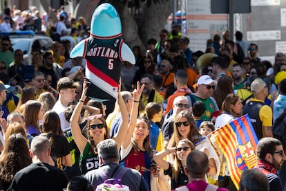 Un grupo de amigas catalanas pasean con Rodolfn el Delfn, una mascota con cuenta de Instagram propia que pretende regresar a cada edicin de la copa.