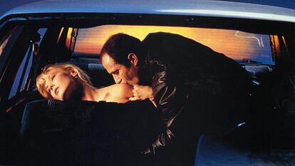 Elias Koteas y Deborah Kara Unger, en una escena de 'Crash'.