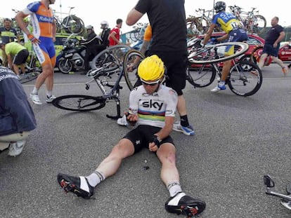 Cavendish observa las heridas producidas por la caída en la etapa de hoy