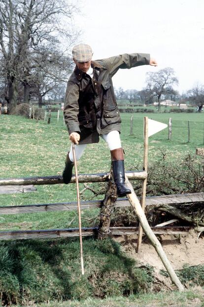 Carlos III, vestido con una chaqueta Barbour, caminando por el campo antes de participar en el torneo de caza de North Warwickshire.