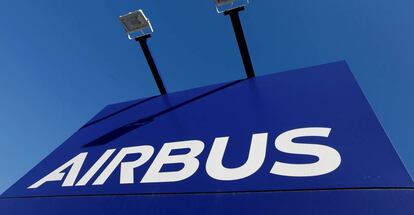 Logo de Airbus en la sede de la compañía en Blagnac, cerca de Toulouse (Francia).