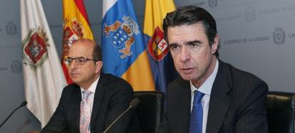 José Manuel Soria (d) este lunes en Las Palmas.
