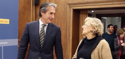 El ministro de Fomento, &Iacute;&ntilde;igo G&oacute;mez de la Serna (i), junto a la alcaldesa de Madrid, Manuela Carmena (d) en una de sus reuniones sobre el futuro de la operaci&oacute;n urban&iacute;stica en Chamart&iacute;n.