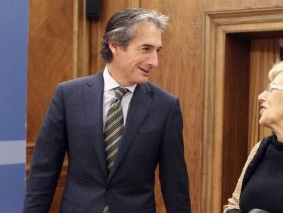 El ministro de Fomento, &Iacute;&ntilde;igo G&oacute;mez de la Serna (i), junto a la alcaldesa de Madrid, Manuela Carmena (d) en una de sus reuniones sobre el futuro de la operaci&oacute;n urban&iacute;stica en Chamart&iacute;n.