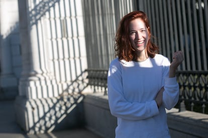 La divulgadora lingüística y 'youtuber' Elena Herraiz, 'Linguriosa', a las puertas de la Biblioteca Nacional, el 30 de diciembre.