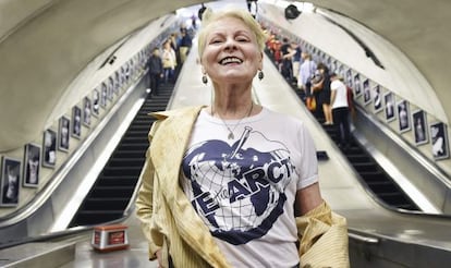 Vivienne Westwood posa con las fotografías en la estación de Waterloo