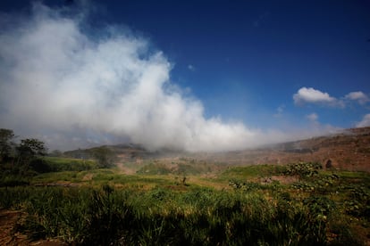 El incendio en el basural, situado a las afueras de Ciudad de Panamá, ha provocado una gran nube de humo tóxico que ha llegado a las afueras de la capital. En la imagen, la nube de humo tóxico que se levanta desde el Cerro Patacón. 