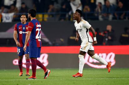 Vinícius Júnior celebra su primer gol, de los tres que marcó al Barcelona, en la final de la Supercopa.