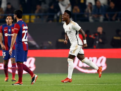 Vinícius Júnior celebra su primer gol, de los tres que marcó al Barcelona, en la final de la Supercopa.