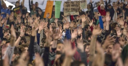 Los indignados concentrados en la plaza de Catalunya levantan las manos para votar durante la asamblea.