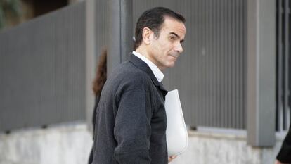 Esteban Cuesta, exgerente de Emarsa, entrando en el juzgado a declarar en noviembre de 2011.