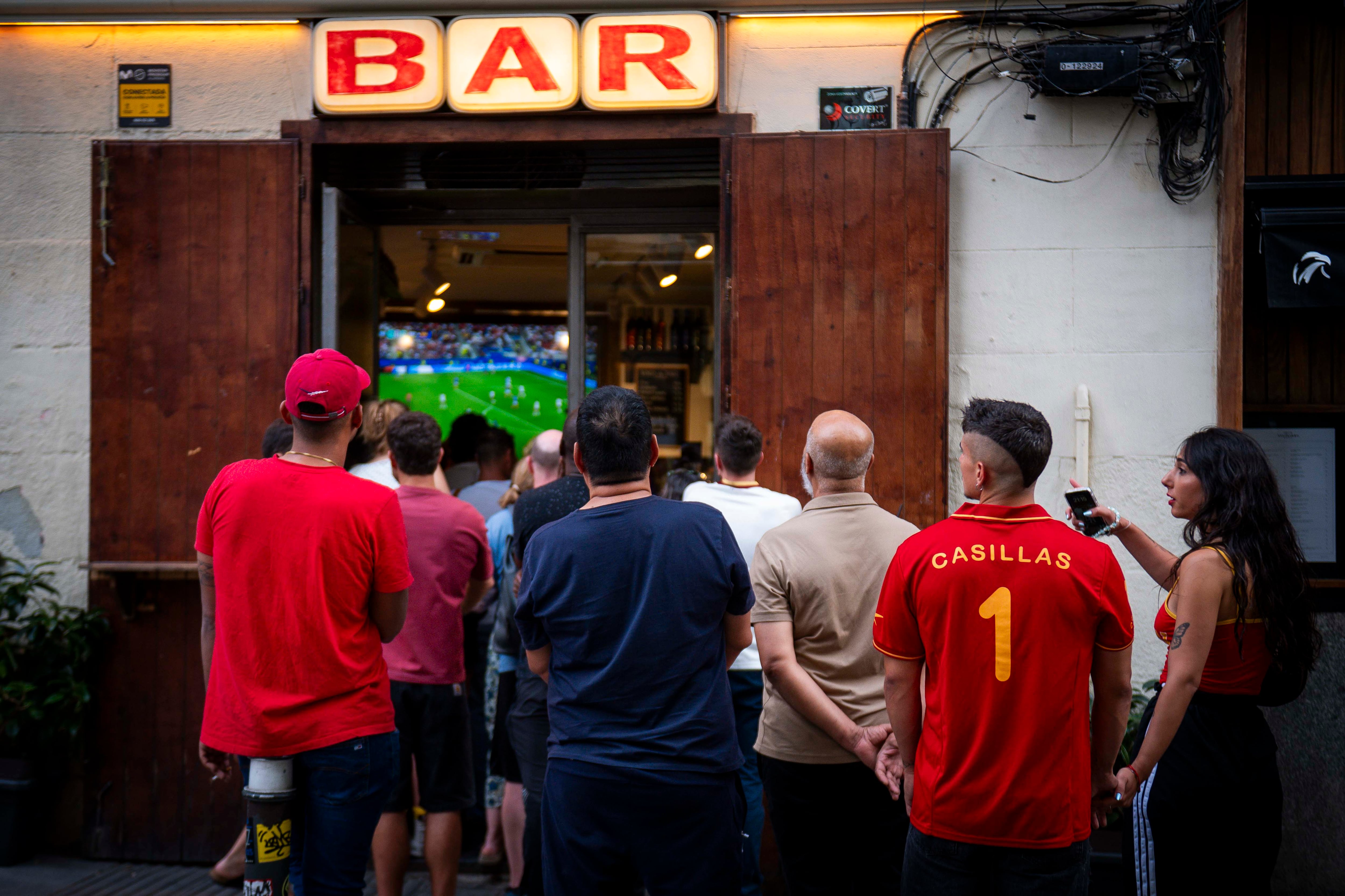 Aficionados siguen el partido de España en una bar de La Latina. 