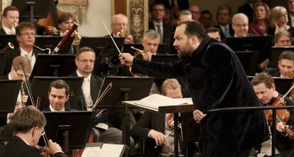 El letón Andris Nelsons dirige a la filarmónica de Viena durante el tradicional concierto de año nuevo.