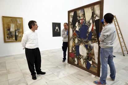 El director del Museo Reina Sofía de Madrid, Manuel Borja-Villel (i), supervisa el montajes de las obras del Museo de Basilea.