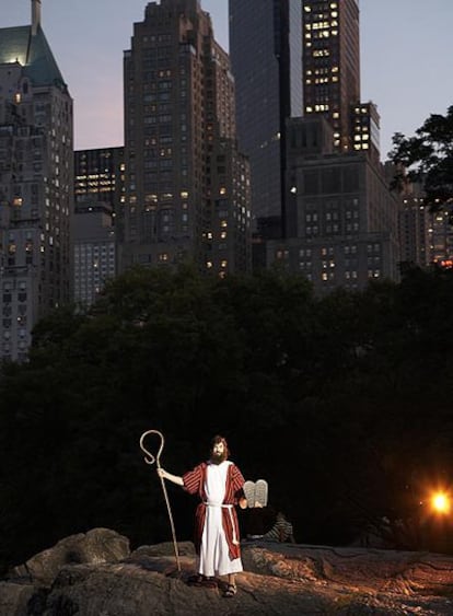 A. J. Jacobs, vestido de Moisés en Central Park, Nueva York.
