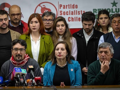 En el centro de la foto, Paulina Vodanovic, presidenta del Partido Socialista, en la sede de la formación, junto a líderes de otros partidos de izquierda, en un encuentro del Comando Unidad Para Chile.