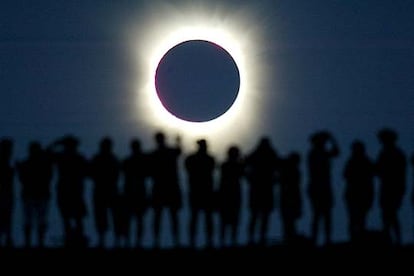 El viernes 8 de abril se produjo el primer eclipse solar de 2005. Un eclipse denominado Híbrido ya que comenzó como anular, pasó a total durante la mitad del recorrido de la sombra lunar y terminó de nuevo como anular. En España no llegó a verse, ya que el de hoy es el primero observable en la Península desde 1999.