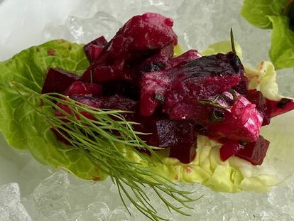 Lomos de sardinas en tartar con remolacha asada y pepinillos. J.C. CAPEL