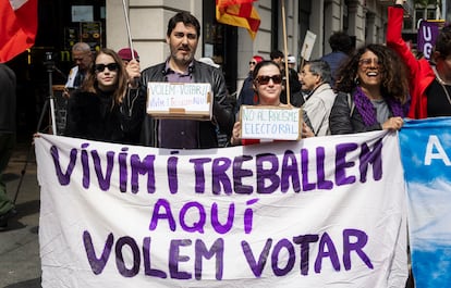 Algunos manifestantes piden derecho a voto para los residentes en la manifestación celebrada este miércoles en Barcelona.