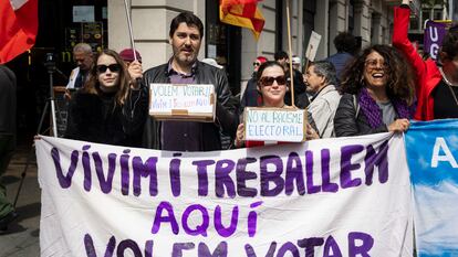 Algunos manifestantes piden derecho a voto para los residentes en la manifestación celebrada este miércoles en Barcelona.