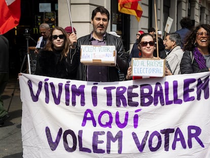 Algunos manifestantes piden derecho a voto para los residentes en la manifestación celebrada este miércoles en Barcelona.