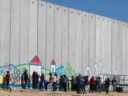 Un grupo de turistas israelíes en Netiv Haashara.