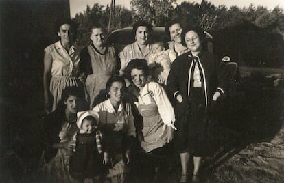 Mujeres españolas que trabajaban en las tareas domésticas mientras los temporeros estaban en las labores del arroz en la Camarga (Francia), en una imagen de los años cincuenta.