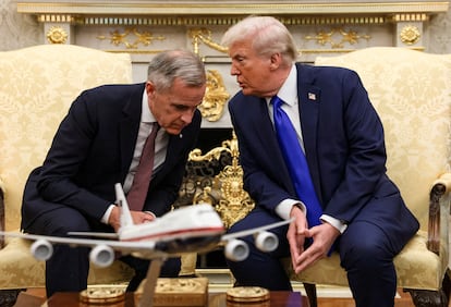 Trump y el primer ministro canadiense, Mark Carney, en un Despacho Oval cargado de dorados, en octubre del año pasado.