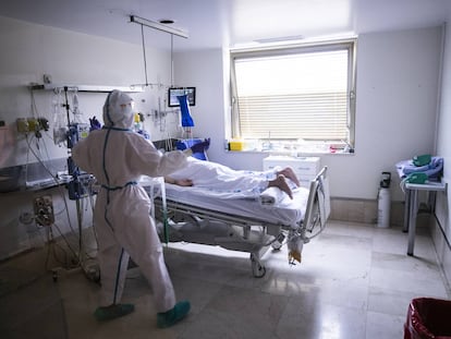 Una enfermera atiende a un paciente crítico infectado por coronavirus en una habitación de la unidad coronaria del Hospital Gregorio Marañón reconvertida a UCI.