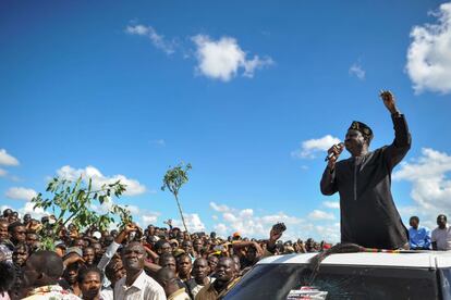Opposition leader Raila Odinga gives an address to his supporters during demonstrations in the Umoja subururb of Nairobi on November 28, 2017, following a denial of permission by police to the National Super Alliance (NASA) leader to hold a rally concurrently to the inauguration of the country's new president.
President Uhuru Kenyatta vowed to be the leader of all Kenyans and work to unite the country after a bruising and drawn out election process that ended with his swearing-in. / AFP PHOTO / TONY KARUMBA