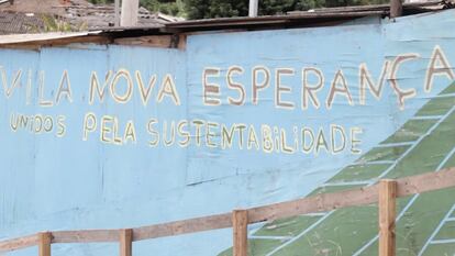 "Vila Nova Esperança, unidos por la sostenibilidad” decora una caseta de la favela, una de las 1.643 de la ciudad brasileña de Sao Paulo. Desde la llegada de Lia, es uno de los lemas de la comunidad.