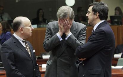 De izquierda a derecha, Bernard Cazeneuve, ministro de Asuntos Europeos de Francia, Íñigo Méndez de Vigo, secretario de Estado español para la UE y su homólogo portugués, Miguel Morais Leitao, ayer en una reunión en Bruselas.