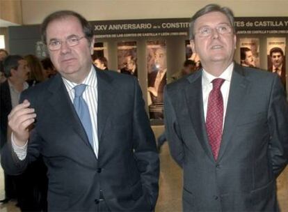 José Manuel Fernández (derecha), presidente del Parlamento de Castilla y León, junto al presidente de la comunidad, Juan Vicente Herrera.