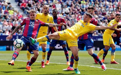 El delantero de Las Palmas, Jonathan Calleri y el del Levante, Roger Martí, disputan la pelota.