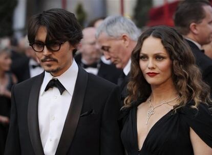 Vanessa Paradis ha decidido salir al paso de los rumores que aseguran que está a punto de formalizar su relación con Johnny Depp, con quien forma una pareja de más de 10 años y tine dos hijos: Jack, de seis, y Lily Rose, de 9. "Todos los veranos la gente dice que nos vamos a casar, pero nosotros no hablamos de eso", ha dicho la cantante en la edición de noviembre del <i>Elle</i> estadounidense. "Él me tiene y sabe que me tiene. Me encanta lo romántico del 'vamos a casarnos', pero hasta ahora lo que tenemos es perfecto. Me siento más casada que cualquiera y a lo mejor algún día demos el paso, pero es algo sin lo cual podré vivir".