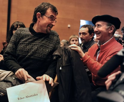 Representantes de la izquierda 'abertzale',  Juan Jose Petrikorena, izquierda, y Tasio Erkizia, conversan durante la presentación del nuevo partido.