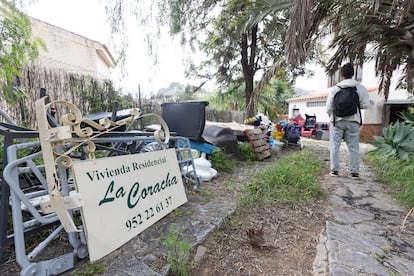 Una hombre observa las instalaciones de la antigua residencia de ancianos La Coracha, en Málaga.